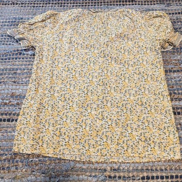 Yellow Ditsy Floral Top M 100% Rayon V-neck Cap Puff Sleeve Cottagecore - Picture 6 of 6